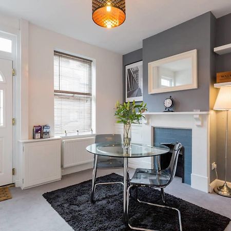Ashton House - Stylish 2 Bedroom House, Close To Luton Town Center & Airport Exterior photo