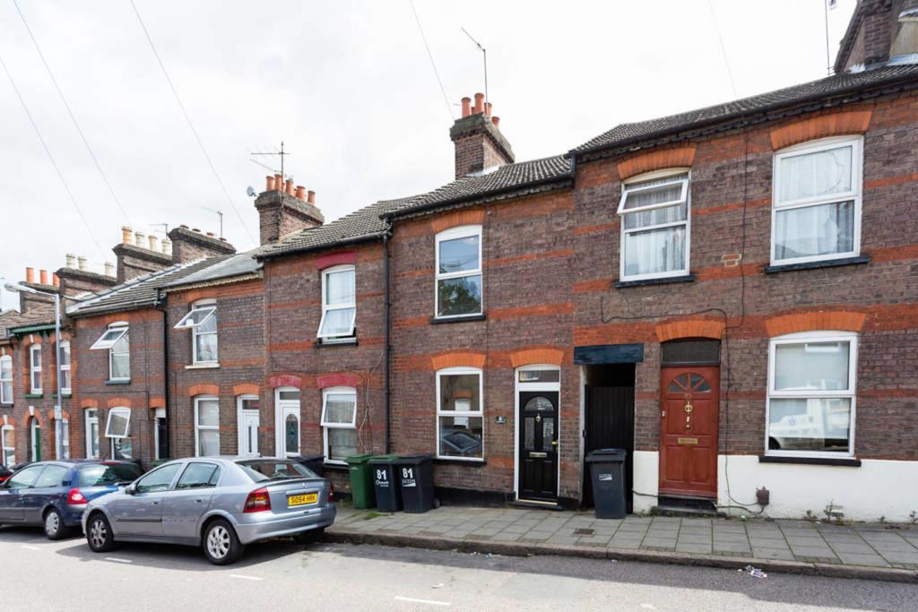 Ashton House - Stylish 2 Bedroom House, Close To Luton Town Center & Airport Exterior photo