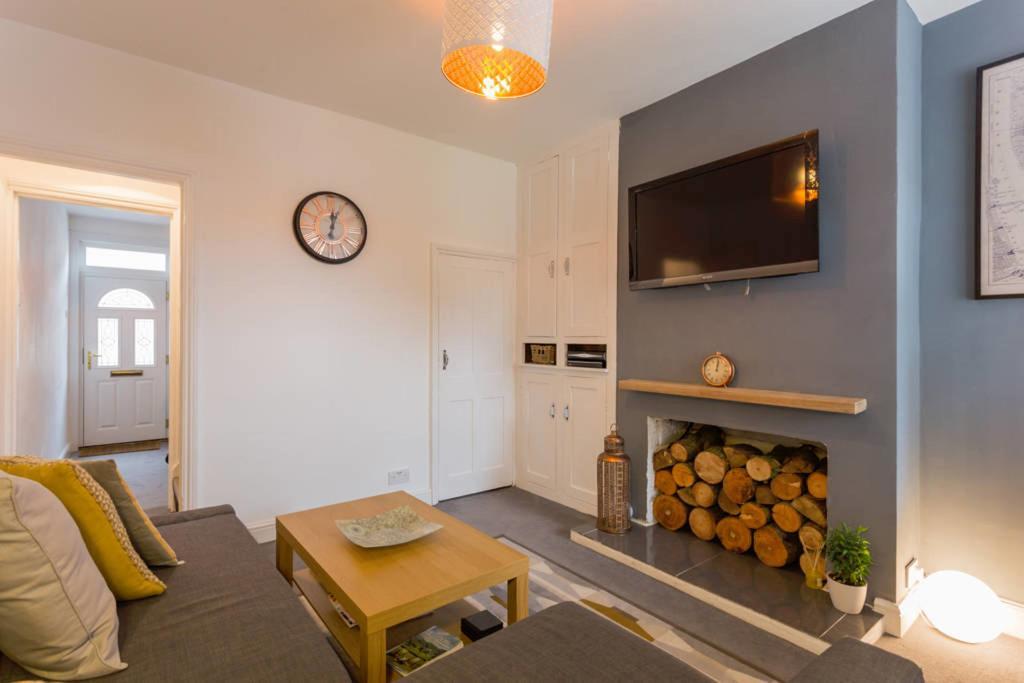 Ashton House - Stylish 2 Bedroom House, Close To Luton Town Center & Airport Exterior photo