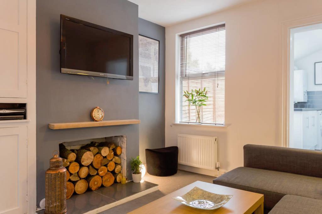 Ashton House - Stylish 2 Bedroom House, Close To Luton Town Center & Airport Exterior photo