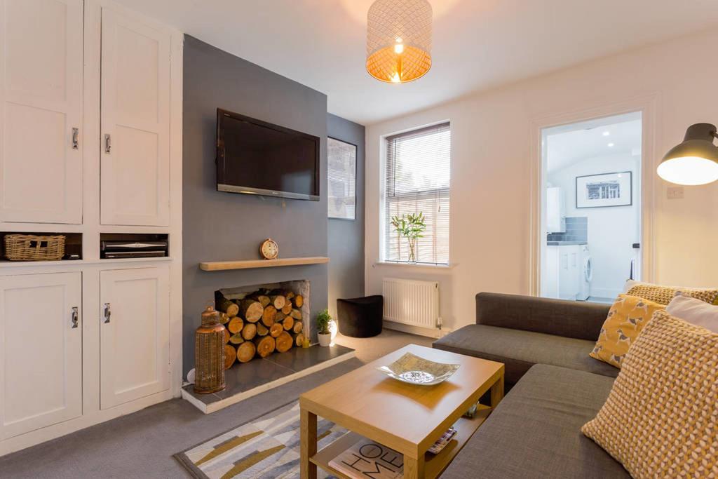 Ashton House - Stylish 2 Bedroom House, Close To Luton Town Center & Airport Exterior photo