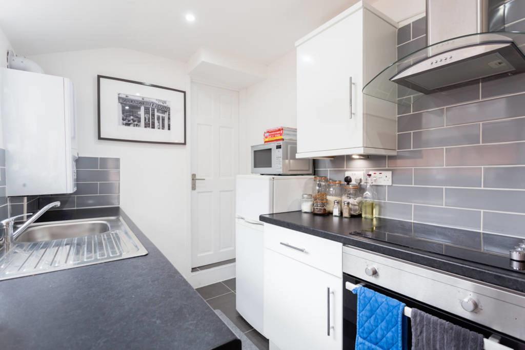 Ashton House - Stylish 2 Bedroom House, Close To Luton Town Center & Airport Exterior photo