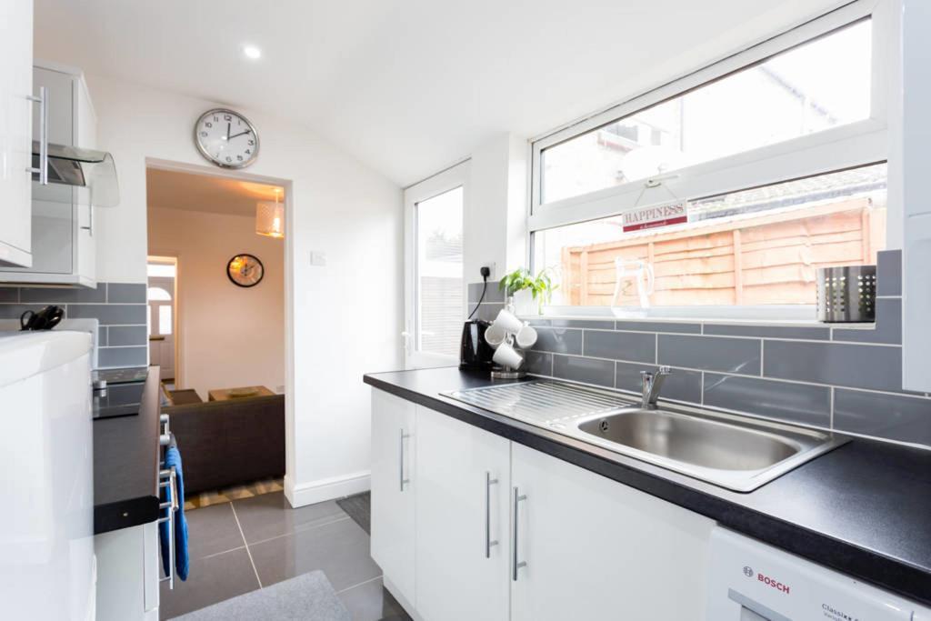Ashton House - Stylish 2 Bedroom House, Close To Luton Town Center & Airport Exterior photo