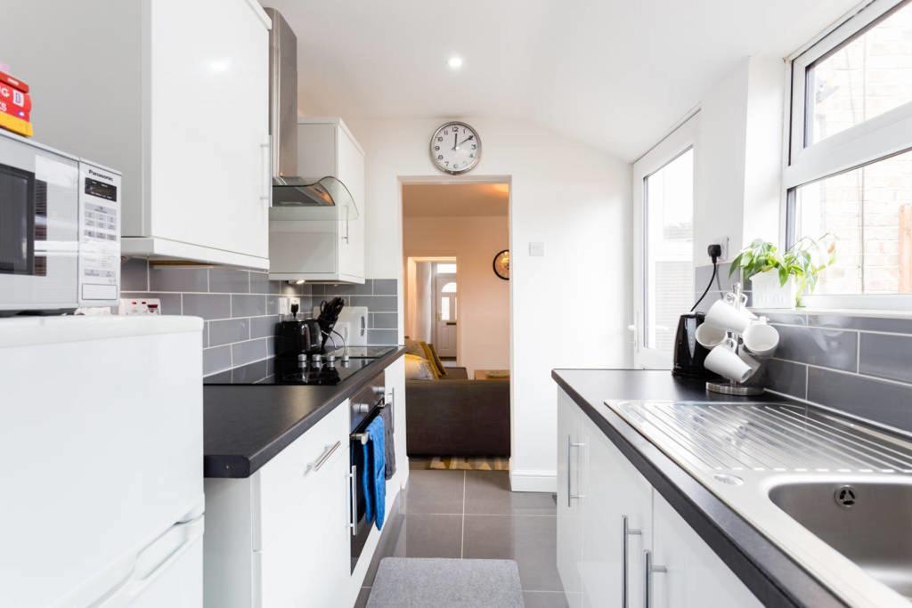 Ashton House - Stylish 2 Bedroom House, Close To Luton Town Center & Airport Exterior photo