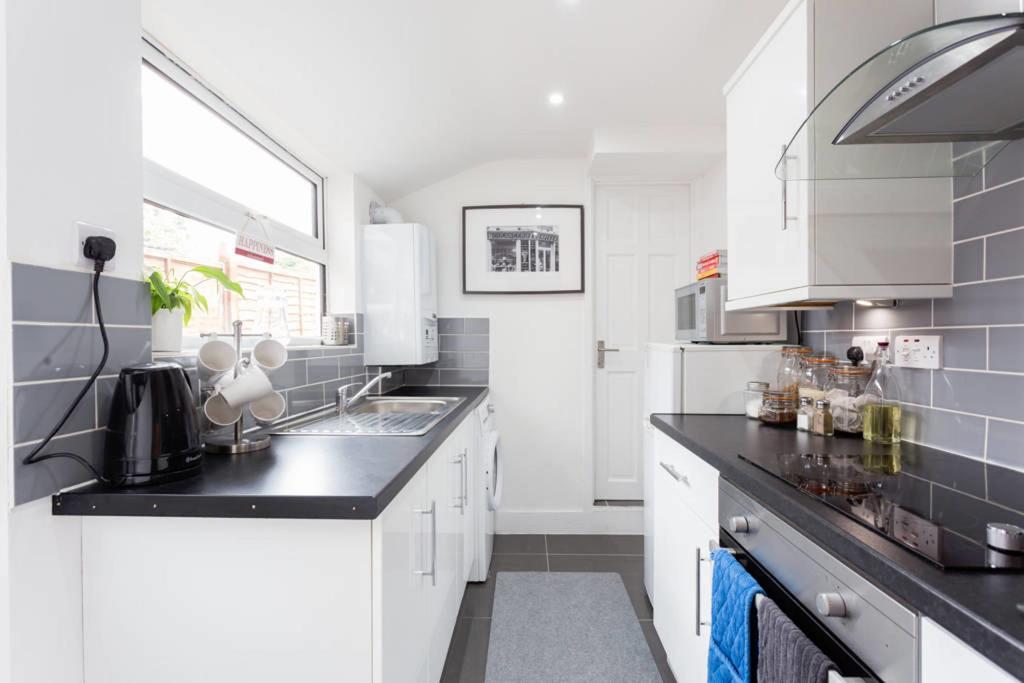 Ashton House - Stylish 2 Bedroom House, Close To Luton Town Center & Airport Exterior photo