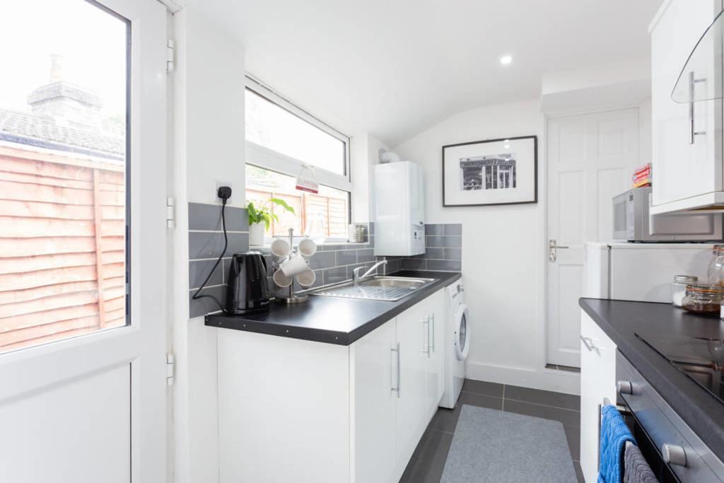 Ashton House - Stylish 2 Bedroom House, Close To Luton Town Center & Airport Exterior photo