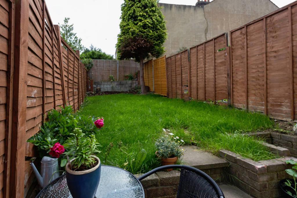 Ashton House - Stylish 2 Bedroom House, Close To Luton Town Center & Airport Exterior photo