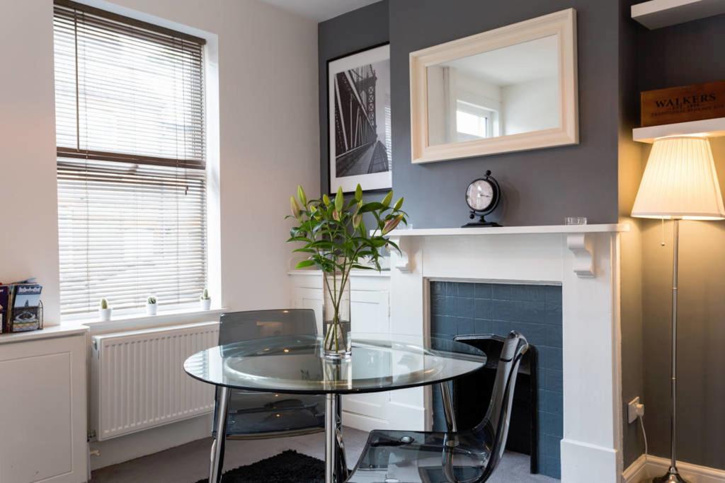 Ashton House - Stylish 2 Bedroom House, Close To Luton Town Center & Airport Exterior photo