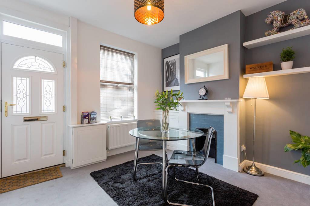 Ashton House - Stylish 2 Bedroom House, Close To Luton Town Center & Airport Exterior photo