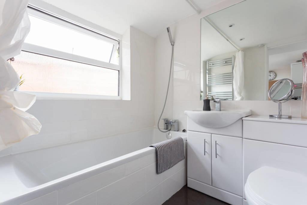 Ashton House - Stylish 2 Bedroom House, Close To Luton Town Center & Airport Exterior photo